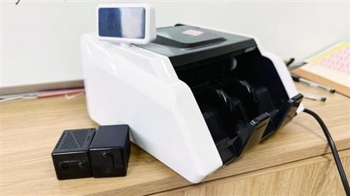 滨州公安现场查获的验钞机、便携摄像头等涉案工具 新华社发